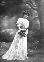 Amélie Diéterle interpreta el papel de Huguette en la obra Cœur de moineau, una comedia en cuatro actos de Louis Artus en el Théâtre de l